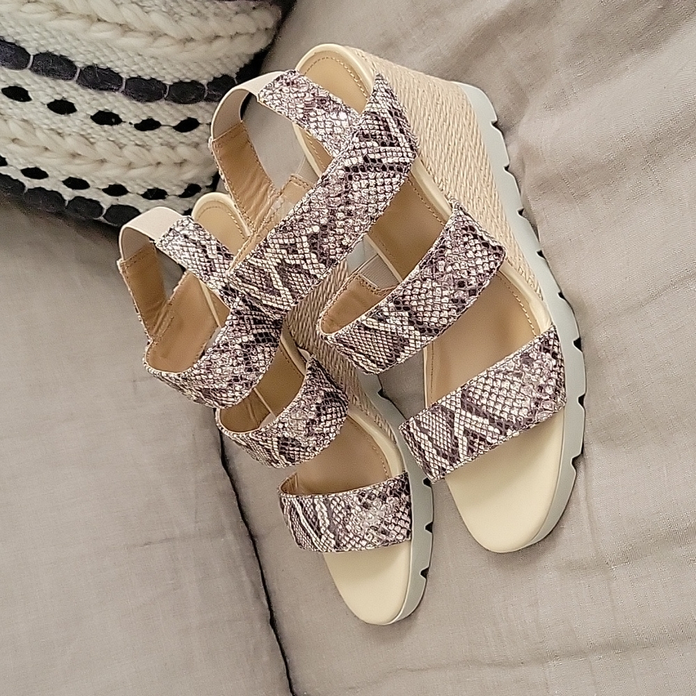 The Flexx Free Spirit Teak Snake leather wedge/strappy comfort Sandal. 6 M.